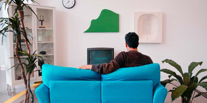 Querer ver la tele solo puede ser un signo de que el estrés está afectando a tu vida social.